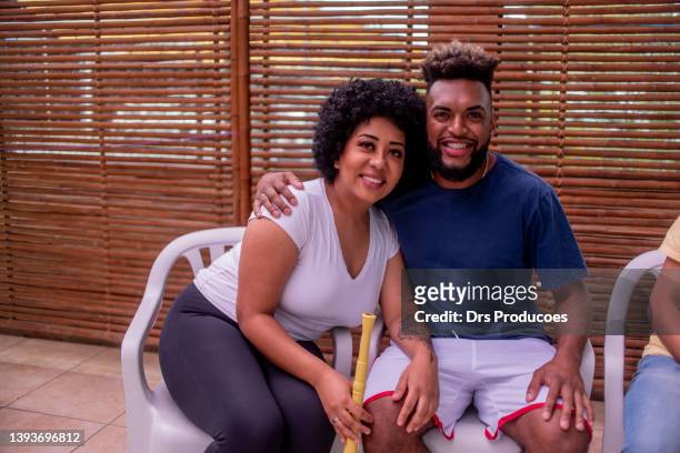 afroamerikanisches paarporträt - real couple stock-fotos und bilder