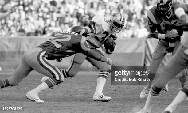 Dallas Cowboys RB Tony Dorsett runs for short gain against the Los Angeles Rams, December 15, 1980 in Anaheim, California.