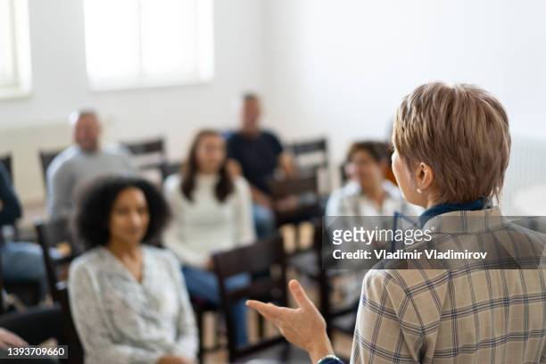 a gathering of people for a meeting - community college stockfoto's en -beelden