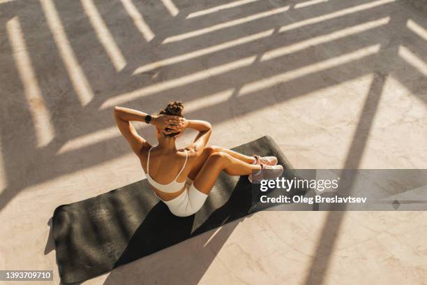 abs muscles endurance workout of young sportive woman. powerful interval tabata training. - muscolo addominale foto e immagini stock