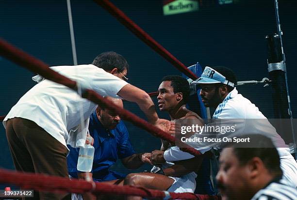Sugar Ray Leonard, center, in his corner is attended to by trainer Angelo Dundee, left, during a scheduled twelve round WBC welterweight fight...