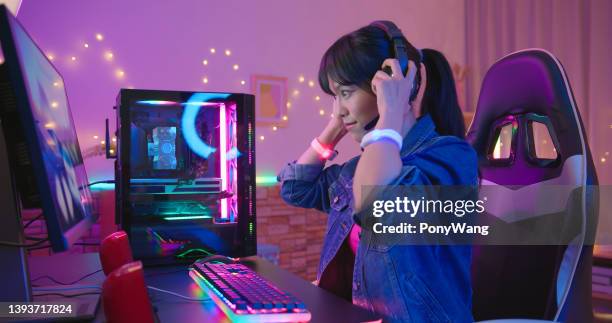 cyber sport gamer play game - streamer stock pictures, royalty-free photos & images