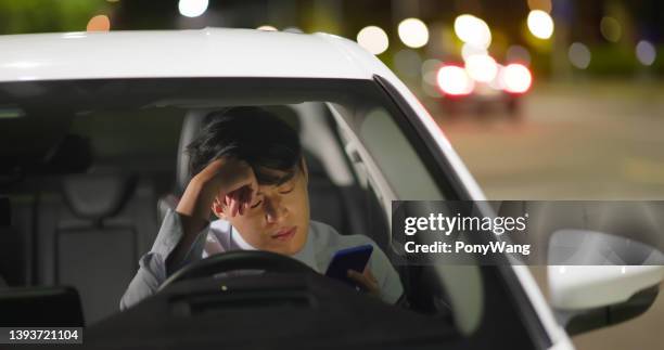 疲れたビジネスマンは車の中で働く - 悩む ストックフォトと画像