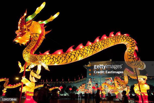 dragon lanterns - chinees lantaarnfeest stockfoto's en -beelden