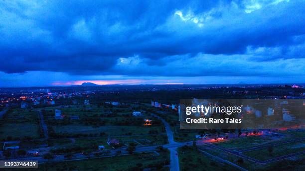 thick clouds engulf city scape in the monsoon - light rainfall in mumbai stock pictures, royalty-free photos & images