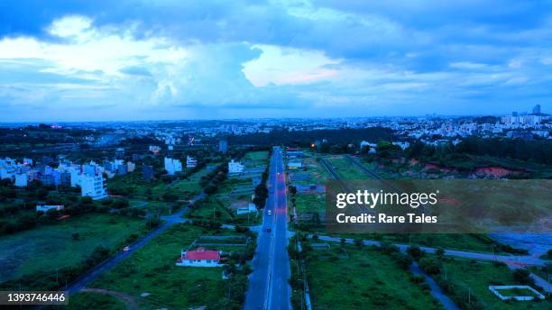 indian highway during the monsoon - light rainfall in mumbai stock pictures, royalty-free photos & images