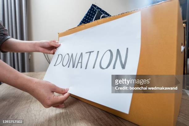 "donate" message on the card box. - 籌旗 個照片及圖片檔