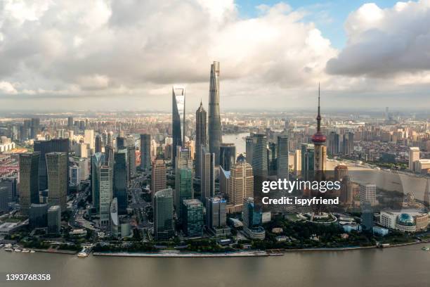 luftaufnahme von panoramic skyline shanghai china - huangpu fluss stock-fotos und bilder