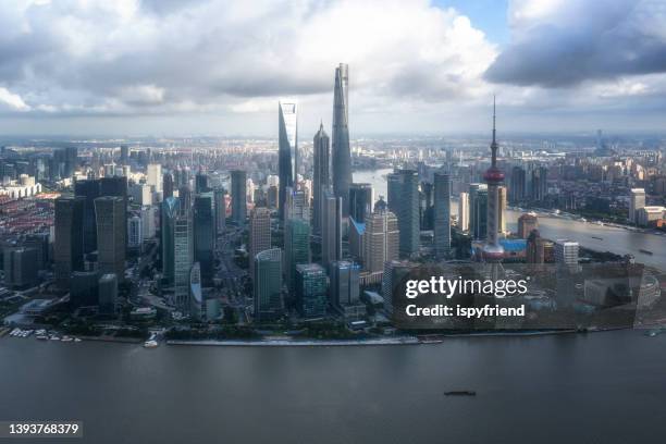 photo aérienne de l’horizon panoramique shanghai chine - rivière huangpu photos et images de collection