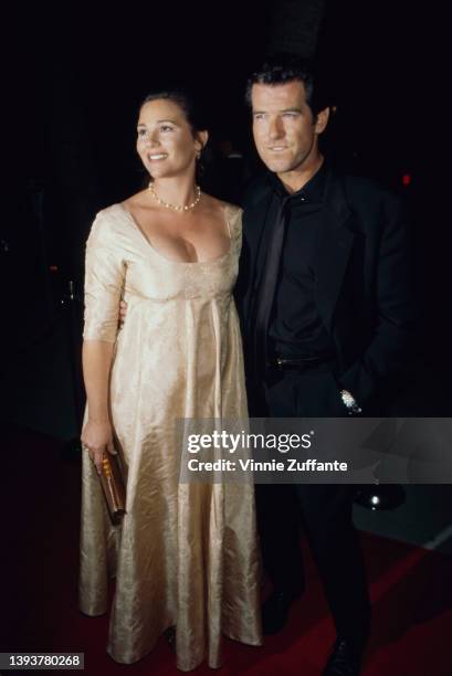 American journalist Keely Shaye Smith and her partner, Irish actor Pierce Brosnan attend the Beverly Hills premiere of 'Michael Collins,' held at the...