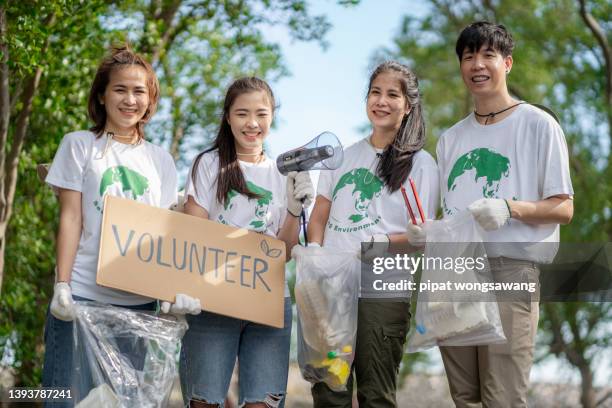 volunteers are working together to conserve the planet with coastal garbage collection, donation request, world environment day - annual global charity day stock-fotos und bilder