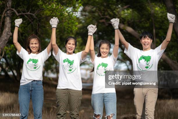 volunteers are working together to conserve the planet with coastal garbage collection, donation request, world environment day - annual global charity day fotografías e imágenes de stock