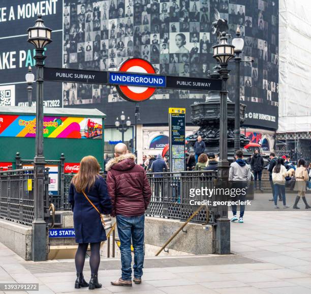 piccadilly circus ingresso della metropolitana di londra - london underground sign foto e immagini stock