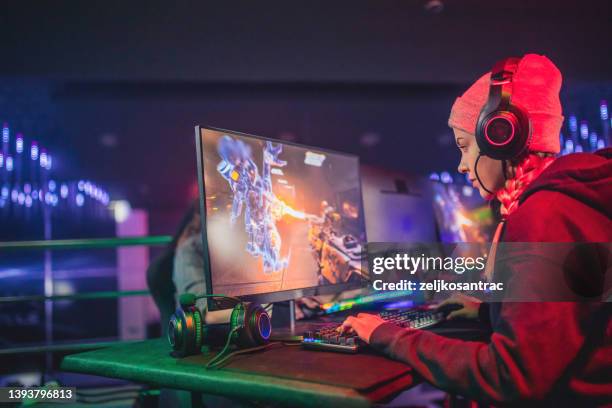 friends playing computer game - massively multiplayer online game stock pictures, royalty-free photos & images