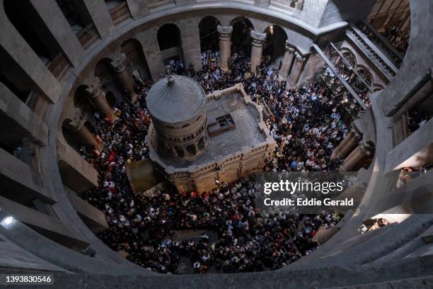 holy fire ceremony celebration in the church of holy sepulchre - black saturday stockfoto's en -beelden