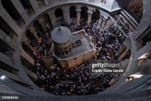 holy fire ceremony celebration in the church of holy sepulchre - church of the holy sepulchre 個照片及圖片檔