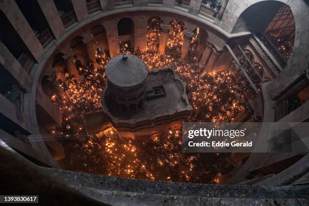 holy fire ceremony celebration in the church of holy sepulchre - church of the holy sepulchre photos et images de collection