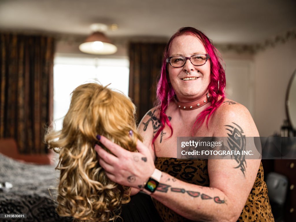 Transgender-Person, die neue Perücke ausprobiert