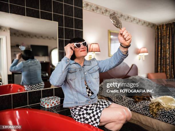 persona transgénero probando nuevas gafas de sol - ftm fotografías e imágenes de stock