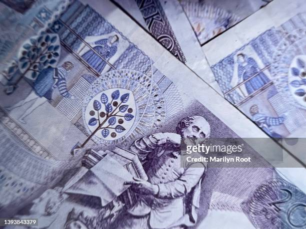 uk currency bank notes uk currency paper £10 and £20 pound notes - william shakespeare stock pictures, royalty-free photos & images
