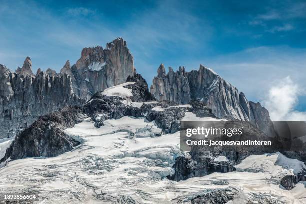 cerro chaltén oder fitz roy mount: beeindruckende bergkette im nationalpark los glaciares, patagonien, argentinien - berg cerro fitzroy stock-fotos und bilder