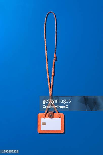 blank smart card id badge with lanyard - correa accesorio personal fotografías e imágenes de stock