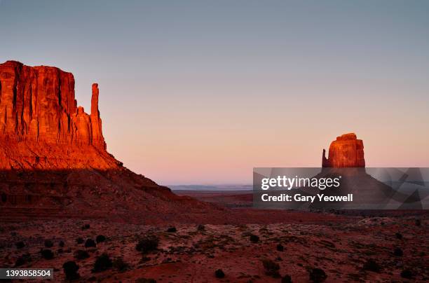 monument valley desert landscape - sunset road photos et images de collection