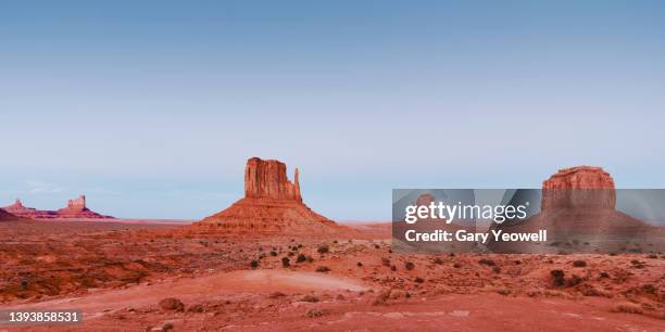 monument valley desert landscape - canyon utah imagens e fotografias de stock
