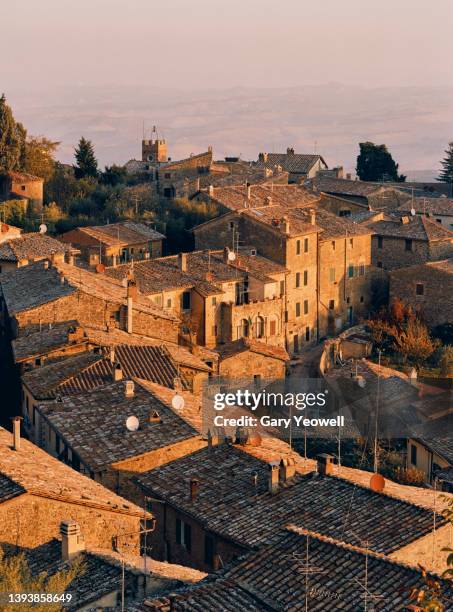 hill town in tuscany - montalcino imagens e fotografias de stock