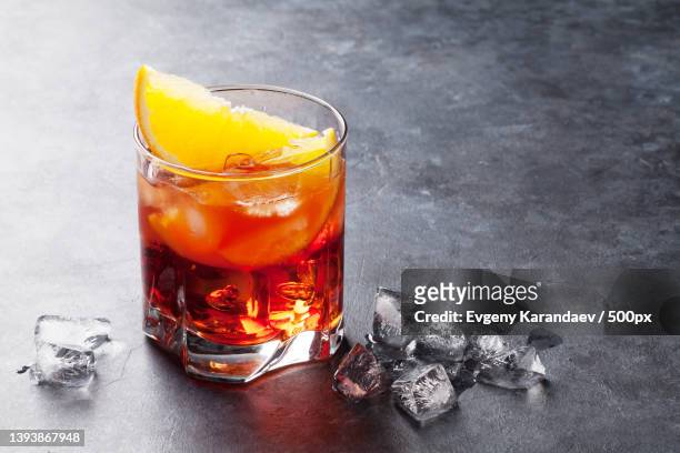 negroni cocktail,close-up of drink on table - americano stockfoto's en -beelden