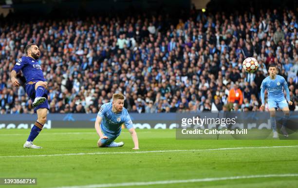 Kevin De Bruyne of Manchester City scores their side's first goal during the UEFA Champions League Semi Final Leg One match between Manchester City...