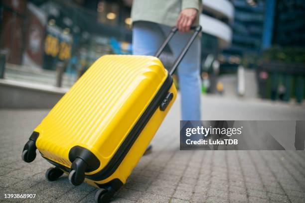 unterwegs in der stadt - wheeled luggage stock-fotos und bilder