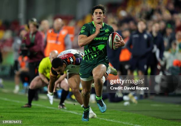 Lucio Cinti of London Irish breaks through which leads to a try during the Premiership Rugby Cup match between London Irish and Leicester Tigers at...