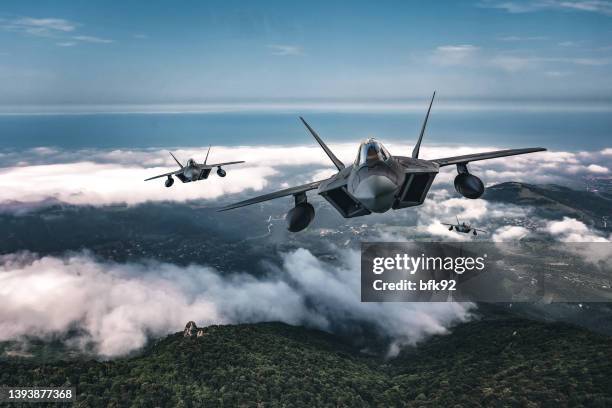 aviones de combate volando sobre las nubes. - avión de caza fotografías e imágenes de stock