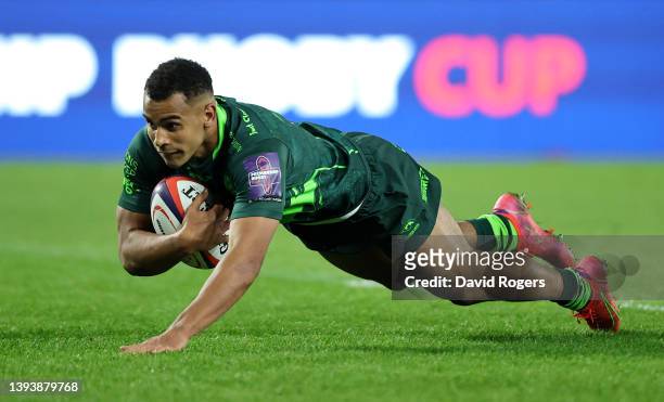 Will Joseph of London Irish scores their sides try during the Premiership Rugby Cup match between London Irish and Leicester Tigers at Brentford...