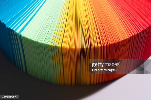 gradient color paper pages fanned out - choose photos et images de collection