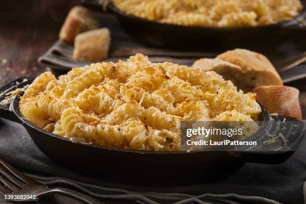 baked creamy macaroni and cheese with rotini - breadcrumb stock pictures, royalty-free photos & images