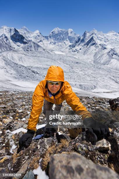 nepali sherpa climbing in himalayas, nepal, asia - himalayas climbers stock pictures, royalty-free photos & images