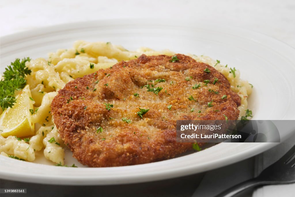 Schnitzel de porco alemão com Spaetzle feito à mão