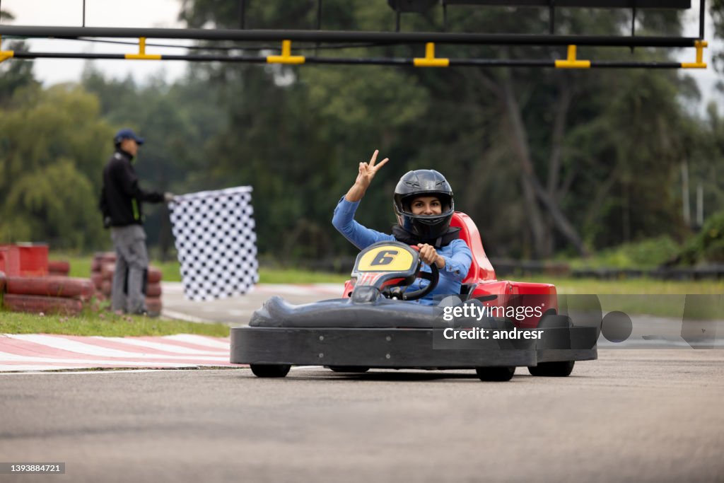 Glückliche Frau, die Spaß am Go-Kart hat