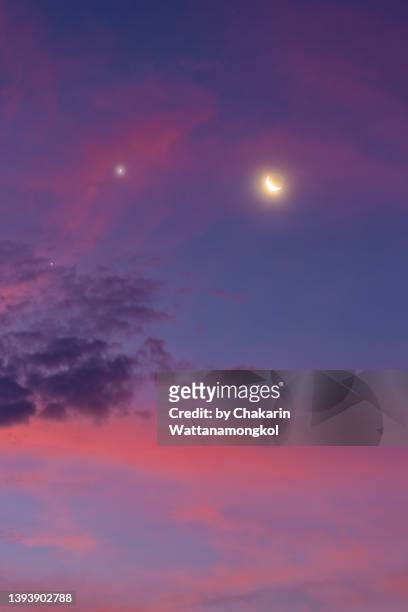 the crescent moon and conjuction of the great planets of our solar system - jupiter and venus. (apr 26, 2022) - venus stock-fotos und bilder