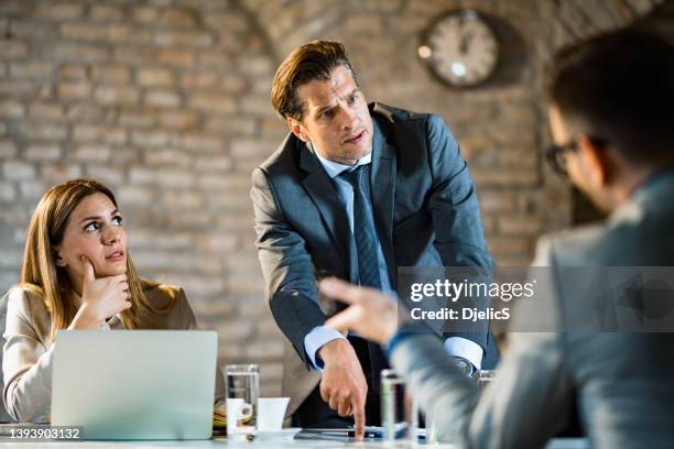 angry manager arguing with his colleagues in the office. - raiva imagens e fotografias de stock