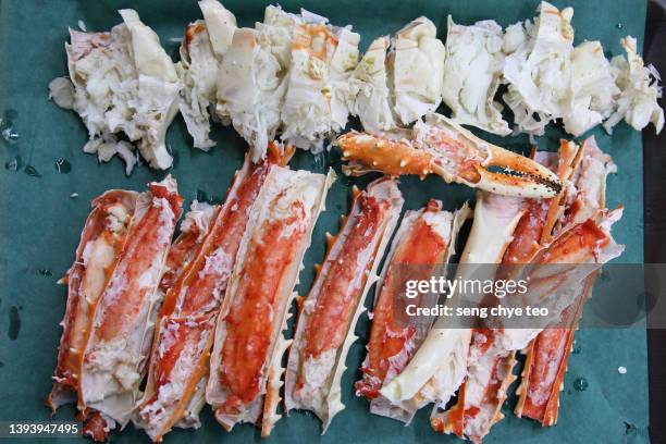 delicious alaskan king crab legs - granchio reale foto e immagini stock