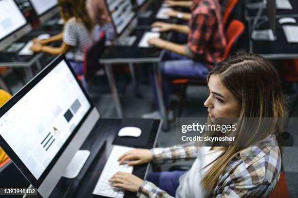 e-learning von studentinnen auf desktop-pc. - studenten bildschirm stock-fotos und bilder