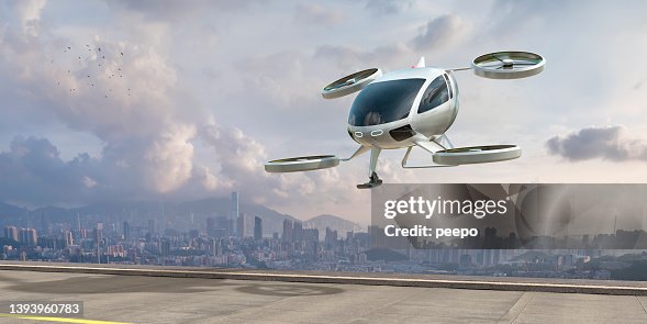 EVTOL Avión eléctrico de despegue y aterrizaje vertical a punto de aterrizar cerca de la ciudad EVTOL Avión eléctrico de despegue y aterrizaje vertical a punto de aterrizar cerca de la ciudad