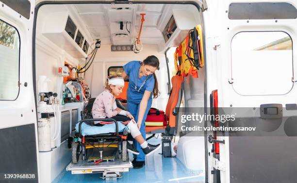 médecin à aider un enfant et auxiliaires médicaux - ambulance photos et images de collection