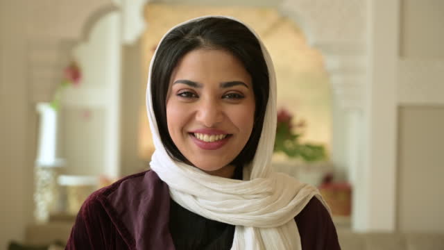 전통 의상을 입은 젊은 사우디 여성의 클로즈업