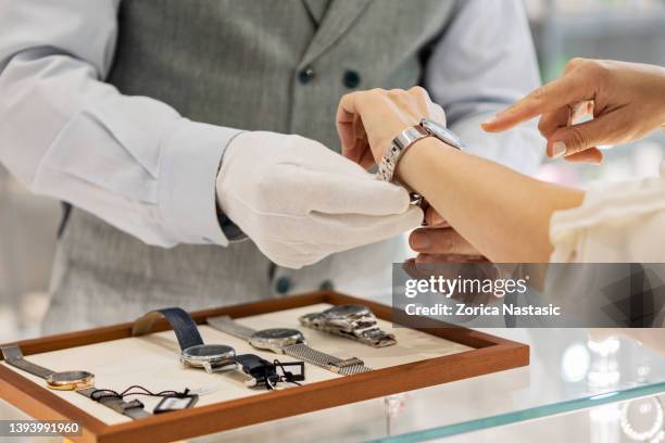 宝石店で腕時計を試している若い見知らぬ女性 - luxury watches ストックフォトと画像