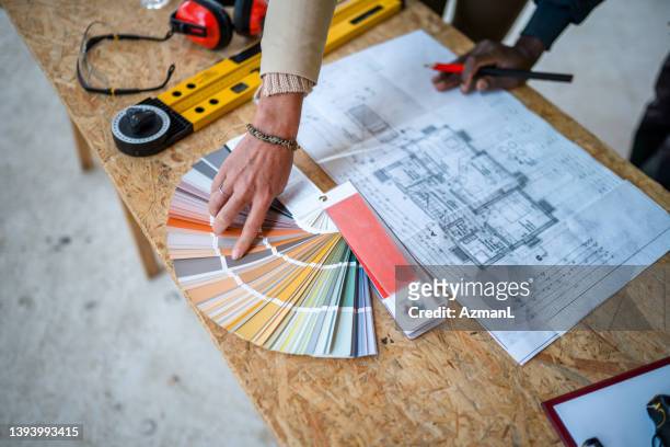 mão arquiteta e designer de interiores apontando para a amostra de cores - designer de interiores - fotografias e filmes do acervo