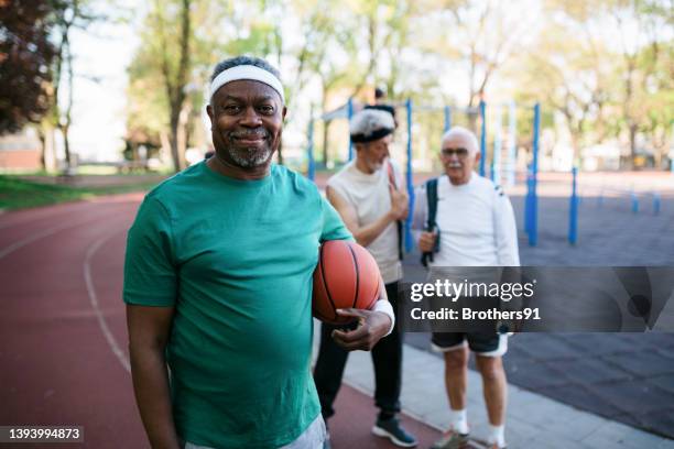 never too old to exercise - basketball portrait stockfoto's en -beelden